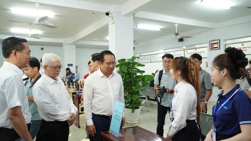 Ông Nguyễn Văn Được - Chủ tịch UBND TP. Hồ Chí Minh và Trưởng đoàn Đại biểu Quốc hội TP. Hồ Chí Minh Nguyễn Văn Lợi khảo sát tại phường Dĩ An sáng 1/7. Ảnh: Thanh Minh.