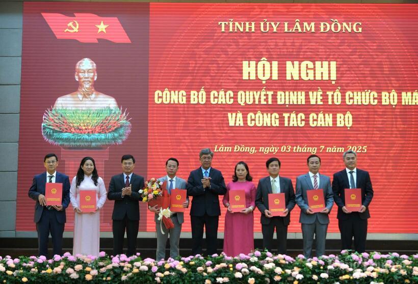 Trao quyết định điều động, bổ nhiệm các đồng chí lãnh đạo Sở Công Thương Lâm Đồng. Ảnh: Lê Sơn