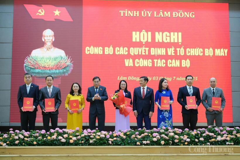 Trao quyết định điều động, bổ nhiệm các đồng chí lãnh đạo Sở Tư pháp.