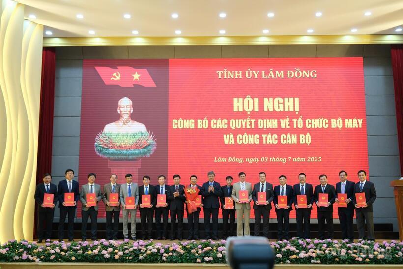 Trao quyết định điều động, bổ nhiệm các đồng chí lãnh đạo Sở Nông nghiệp và Môi trường