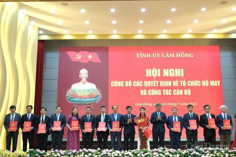 Trao quyết định điều động, bổ nhiệm các đồng chí lãnh đạo Sở Y tế