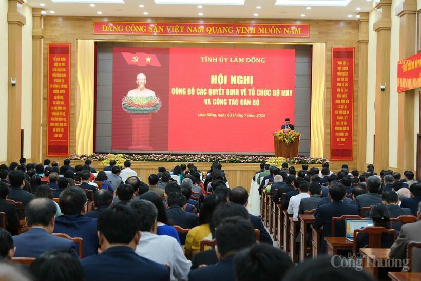 Hội nghị công bố Quyết định về tổ chức bộ máy và công tác cán bộ. Ảnh: Lê Sơn