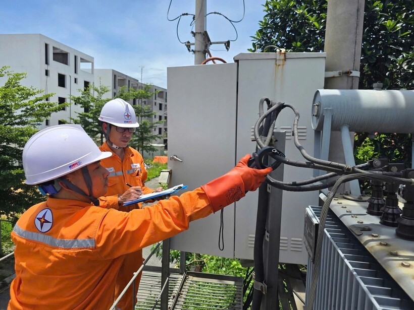 Tiền điện trong tháng 6 tăng vọt là do cao điểm nắng nóng, nhu cầu sử dụng điện tăng đột biến. Ảnh: EVNNPC