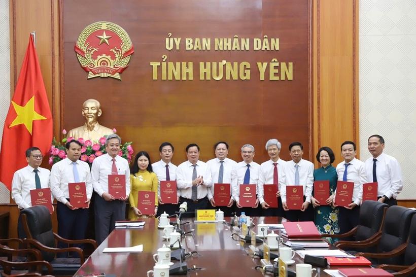 Ông Nguyễn Khắc Thận, Chủ tịch UBND tỉnh Hưng Yên trao quyết định bổ nhiệm Chánh Văn phòng UBND tỉnh và Giám đốc các sở sau hợp nhất. Ảnh: Phạm Đăng