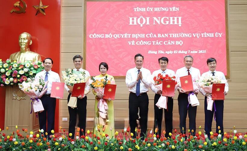 Ông Nguyễn Hữu Nghĩa, Bí thư Tỉnh ủy Hưng Yên trao quyết định bổ nhiệm các chức danh lãnh đạo chủ chốt. Ảnh: Lê Hiếu