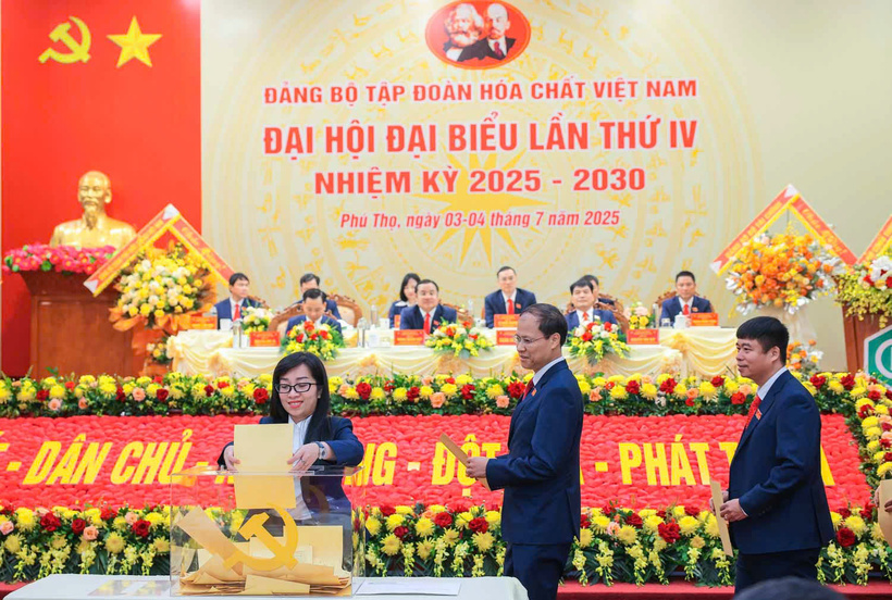 Bỏ phiếu bầu Ban Chấp hành Đảng bộ Tập đoàn Hóa chất Việt Nam khóa IV