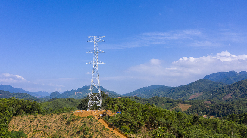 Nhiều vị trí cột của dự án đường dây 500kV Lào Cai - Vĩnh Yênđã được các nhà thầu thi công lắp đặt xong. Trong ảnh là vị trí VT97 tại Lào Cai. Ảnh: BCP