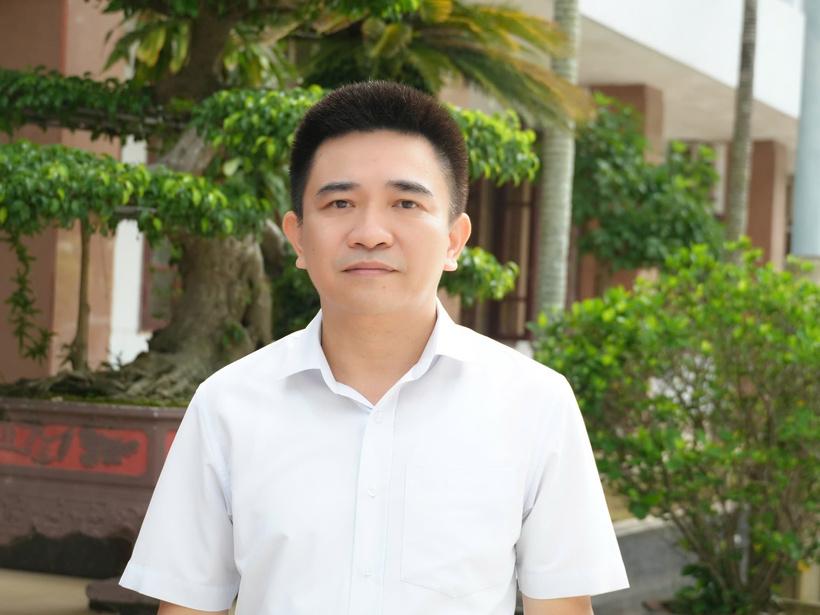 Ông Lê Anh Vũ - Đội phó Đội Quản lý điện khu vực Hạc Thành (PC Thanh Hóa) khuyến cáo người dân hãy sử dụng diện tiết kiệm, an toàn. Ảnh: Hùng Mạnh