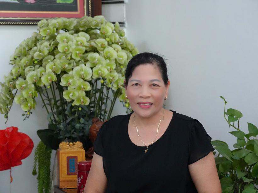 Bà Nguyễn Thị Hoa (số nhà 359, đường Trịnh Tùng, phường Hạc Thành) chia sẻ về việc tiền điện tăng cao trong tháng 6/2025. Ảnh: Hùng Mạnh