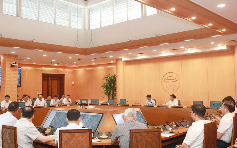 Tại hội nghị, các đơn vị báo cáo công tác cải tạo, chỉnh trang, vệ sinh môi trường 2 bên bờ sông Tô Lịch và bổ cập nước vào sông Tô Lịch. Ảnh: Vương Vân