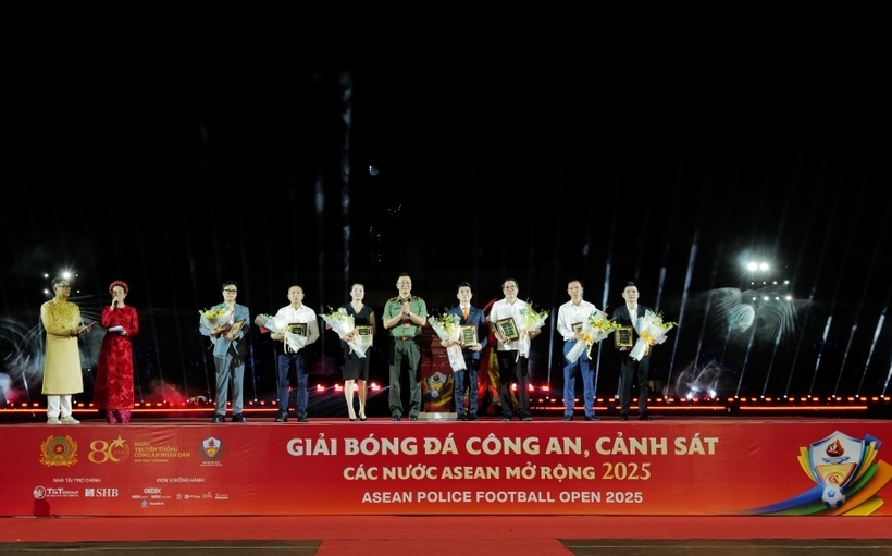 Thể thao gắn kết - Văn hóa tỏa sáng: Ấn tượng Lễ khai mạc Giải bóng đá Công an, Cảnh sát các nước ASEAN mở rộng 2025 - 8