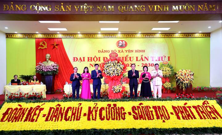Đồng chí Trần Lưu Quang - Bí thư Trung ương Đảng, Trưởng Ban Chính sách và Chiến lược Trung ương tặng hoa chúc mừng Đại hội. Ảnh: CTTĐTLC