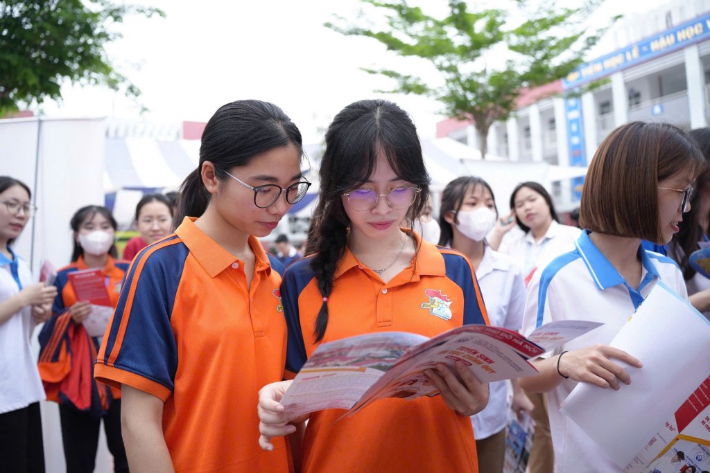 Nhiều sĩ tử cân nhắc lựa chọn tương lai qua tài liệu tuyển sinh