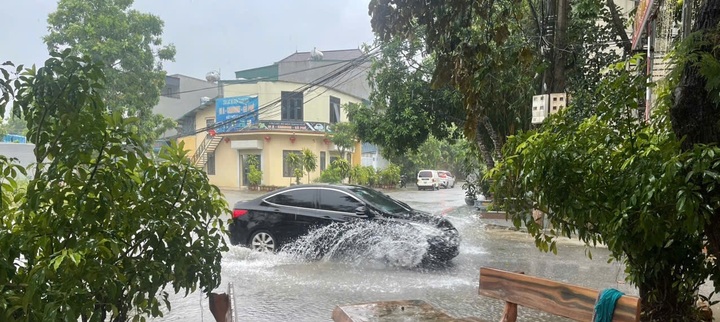 Ghi nhận của phóng viên Báo Công Thương sáng ngày 22/7, nhiều tuyến đường tại phường Hạc Thành, tỉnh Thanh Hóa ngập trong nước. Ảnh: Hoàng Tuấn