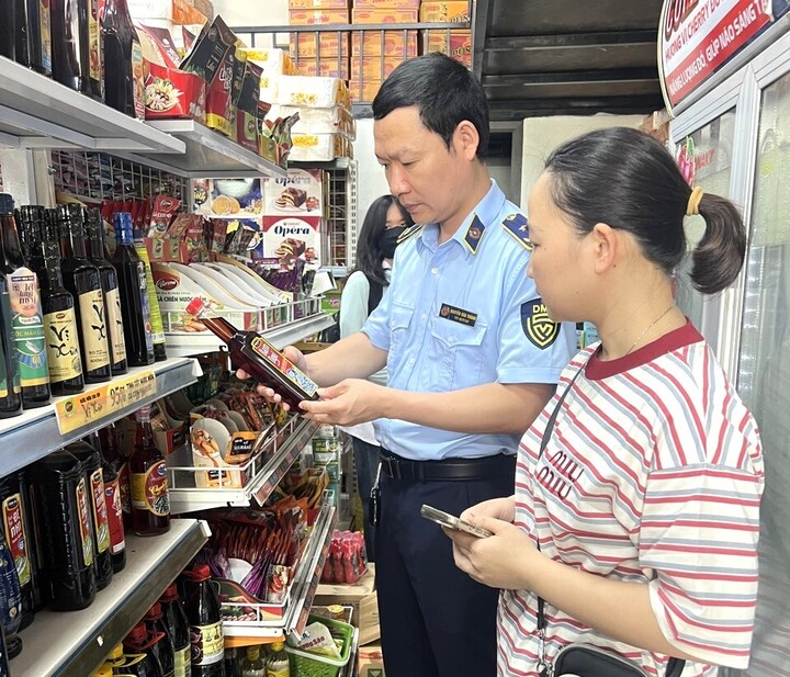 Lực lượng Quản lý thị trường Thanh Hóa sẽ xử lý nghiêm tổ chức, các nhân lợi dụng bão số 3 để găm hàng, tăng giá. Ảnh: Quốc Huy