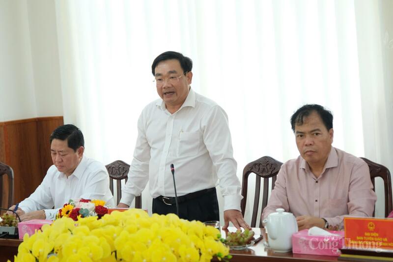Phó Chủ tịch UBND tỉnh Trịnh Minh Hoàng báo cáo đoàn công tác về tình hình thực hiện triển khai dự án Nhà máy điện hạt nhân Ninh Thuận 1 và Ninh Thuận 2