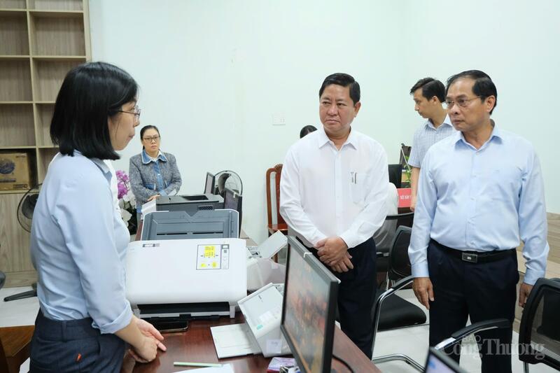 Phó Thủ tướng Chính phủ Bùi Thanh Sơn và Chủ tịch UBND tỉnh Khánh Hoà Trần Quốc Nam thăm hỏi cán bộ thực hiện nhiệm vụ tại Trung tâm Phục vụ hành chính công phường Phan Rang.