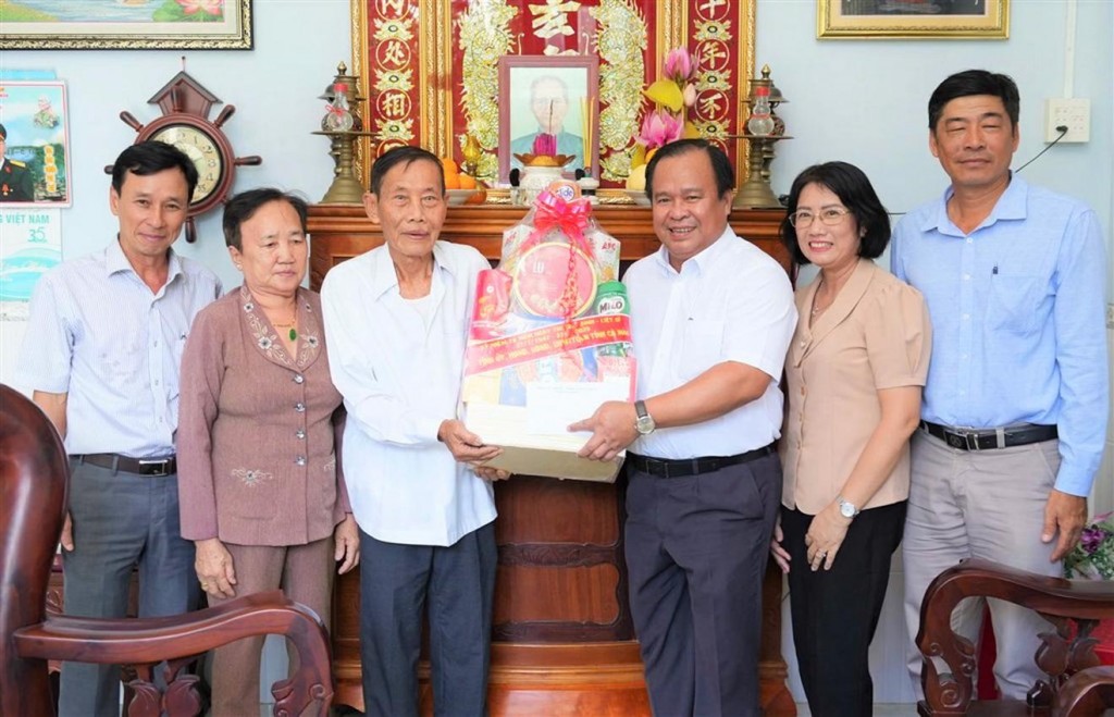 Phó Chủ tịch UBND tỉnh Nguyễn Minh Luân (thứ 3 từ bên phải) tặng quà cho thương binh Nguyễn Văn Thạnh. Ảnh: Kim Nhiên
