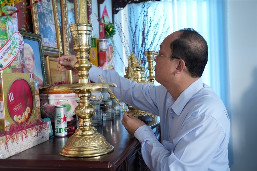Bí thư Tỉnh ủy Nguyễn Hồ Hải thắp hương tại bàn thờ liệt sỹ Nguyễn Văn Phát (phường An Xuyên).