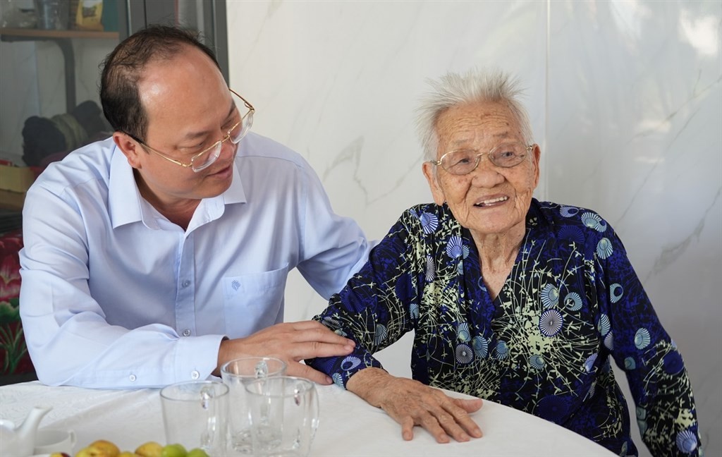 Bí thư Tỉnh ủy Nguyễn Hồ Hải thăm, tặng quà Mẹ Việt Nam anh hùng Lý Thị Năm.