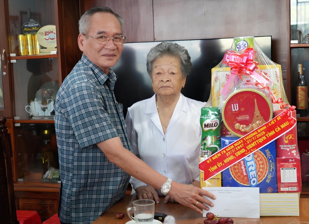 Trưởng Đoàn Đại biểu Quốc hội tỉnh Lữ Văn Hùng tặng quà cho Mẹ Việt Nam anh hùng Nguyễn Kim Mai. (Ảnh: Kim Nhiên)