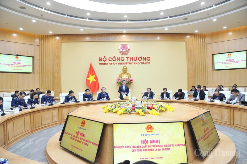 Bộ trưởng Nguyễn Hồng Diên phát biểu chỉ đạo tại Hội nghị tổng kết công tác năm 2024 và triển khai nhiệm vụ năm 2025 của lực lượng Quản lý thị trường diễn ra hôm 17/12/2024