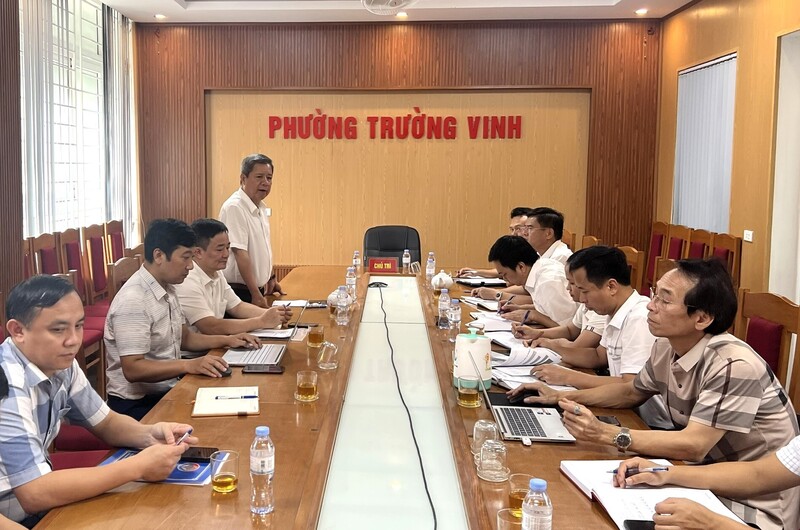 Ông Bùi Quốc Hùng, Phó Cục trưởng Cục Điện lực phát biểu ý kiến tại buổi làm việc với các xã, phường tại Nghệ An. Ảnh: Quốc Huy