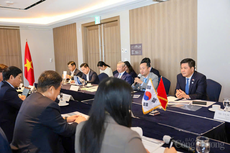 Ông Phạm Khắc Tuyên - Tham tán thương mại, Thương vụ Việt Nam tại Hàn Quốc phát biểu trong buổi làm việc