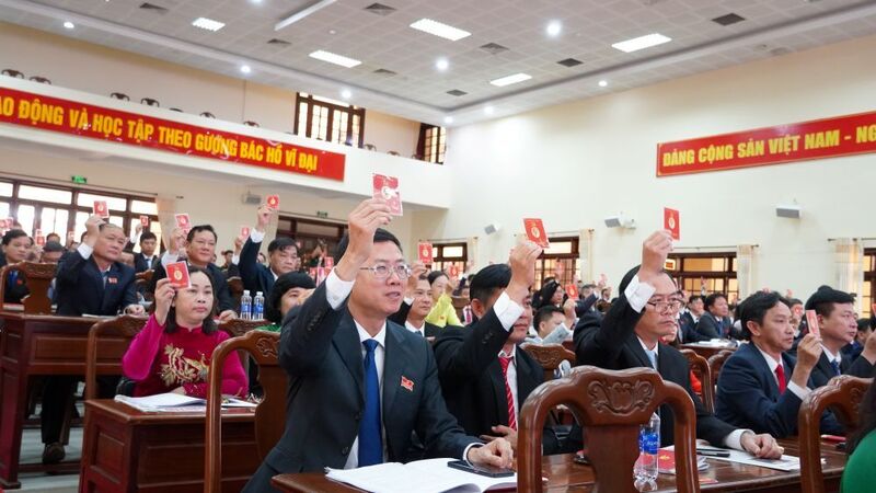 Nghị quyết Đại hội Đảng bộ UBND TP. Cần Thơ nhiệm kỳ 2025 - 2030 đã được các đại biểu đồng thuận thông qua. Ảnh: Phương Anh