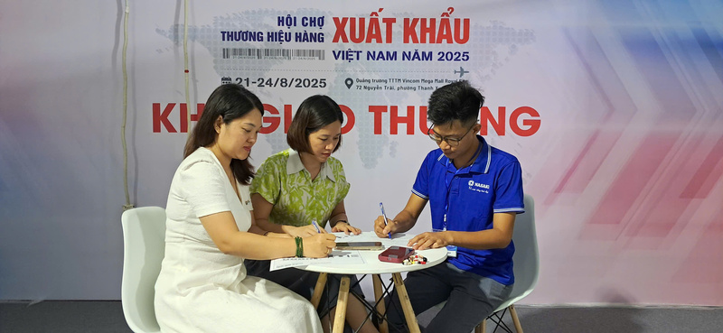 Hoạt động kết nối giao thương được diễn ra ngay tại hội chợ. Ảnh: Nguyễn Hạnh