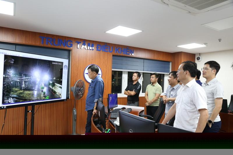 Kiểm tra tình hình trực vận hành tại Trung tâm điều khiển hệ thống điện Quảng Trị. Ảnh: Bình An