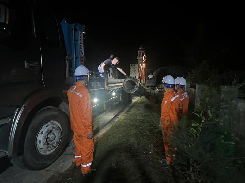 Các công nhân điện lực làm việc xuyên đêm để khắc phục sự cố lưới điện
