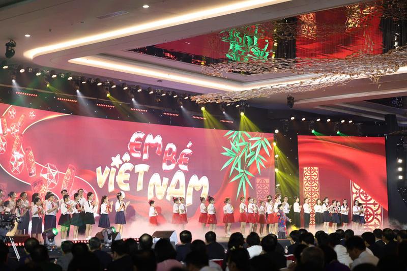 Tiết mục nghệ thuật chào mừng lễ khai trương. Ảnh: Nam Nguyễn