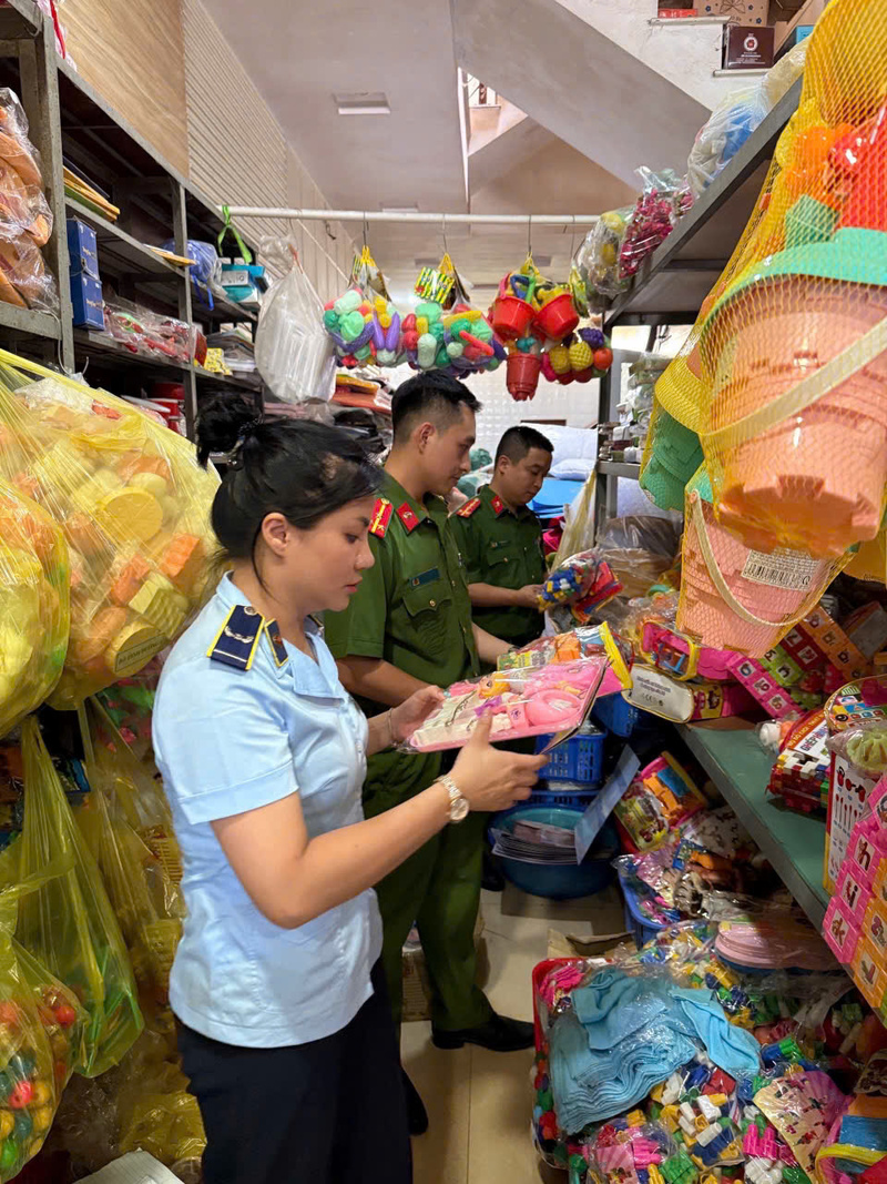 Lực lượng Quản lý thị trường tỉnh Tuyên Quang phối hợp với cơ quan Công an kiểm tra một cơ sở kinh doanh.