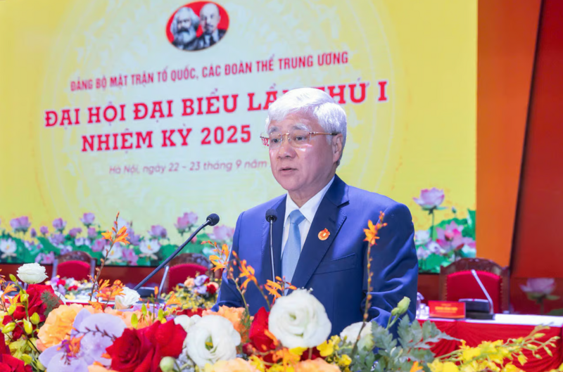 Đồng chí Đỗ Văn Chiến, Chủ tịch Uỷ ban Trung ương Mặt trận Tổ quốc Việt Nam điều hành nội dung bầu Đoàn Chủ tịch, Đoàn Thư ký Đại hội. Ảnh: Quang Vinh
