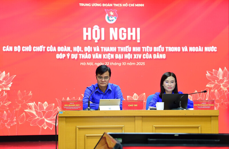 Anh Bùi Quang Huy, Phó Chủ tịch Ủy ban Trung ương Mặt trận Tổ quốc Việt Nam, Bí thư thứ nhất Trung ương Đoàn; chị Nguyễn Phạm Duy Trang, Bí thư Trung ương Đoàn, Chủ tịch Hội đồng Đội Trung ương chủ trì hội nghị