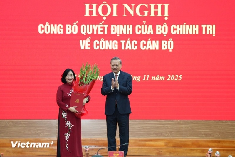 Tổng Bí thư Tô Lâm trao quyết định của Bộ Chính trị tới đồng chí Bùi Thị Minh Hoài. Ảnh: TTXVN