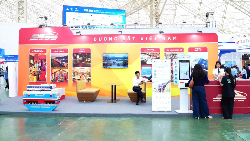 Triển lãm trưng bày nhiều giải pháp và công nghệ tiên tiến trong lĩnh vực đường sắt và hạ tầng thông minh. Ảnh: Thái Mạnh