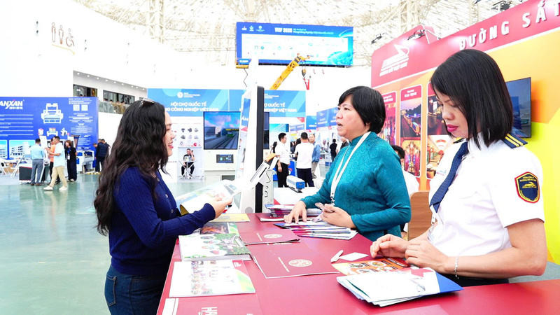 Người dân và khách tham quan hào hứng tham gia Triển lãm quốc tế VRT&CONS 2025. Ảnh: Thái Mạnh