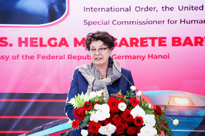 Bà Helga Margarete Barth - Đại sứ Đặc mệnh Toàn quyền Cộng hoà Liên bang Đức tại Việt Nam phát biểu tại triển lãm. Ảnh: Thái Mạnh