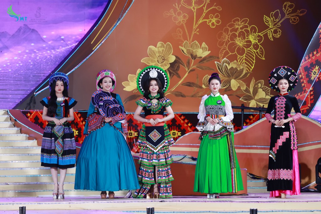 Top 5 bước vào phần thi ứng xử Top 5 bước vào phần thi ứng xử