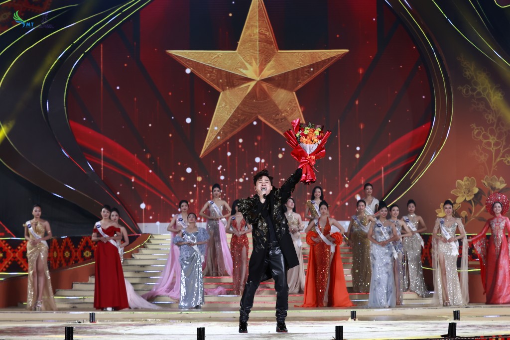 Ca sĩ Tùng Dương biểu diễn tại đêm chung kết Ca sĩ Tùng Dương biểu diễn tại đêm chung kết