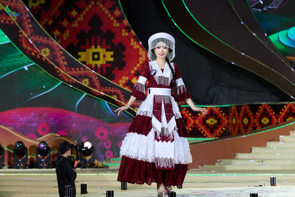 Phần biểu diễn trang phục dân tộc của các thí sinh Phần biểu diễn trang phục dân tộc của các thí sinh