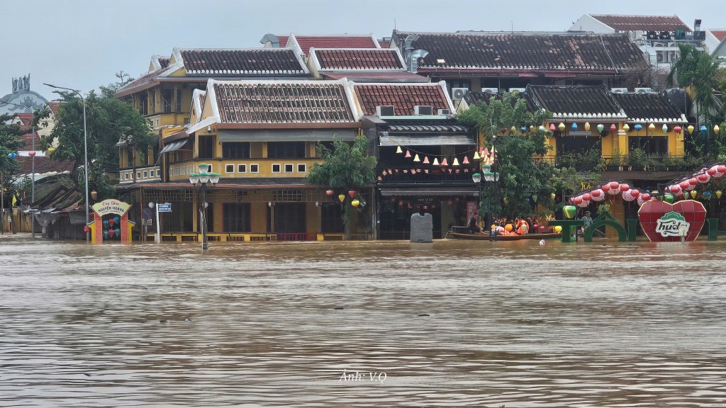 Lũ trên sông Vu Gia - Thu Bồn đang xuống, mưa vẫn tiếp diễn Lũ trên sông Vu Gia - Thu Bồn đang xuống, mưa vẫn tiếp diễn