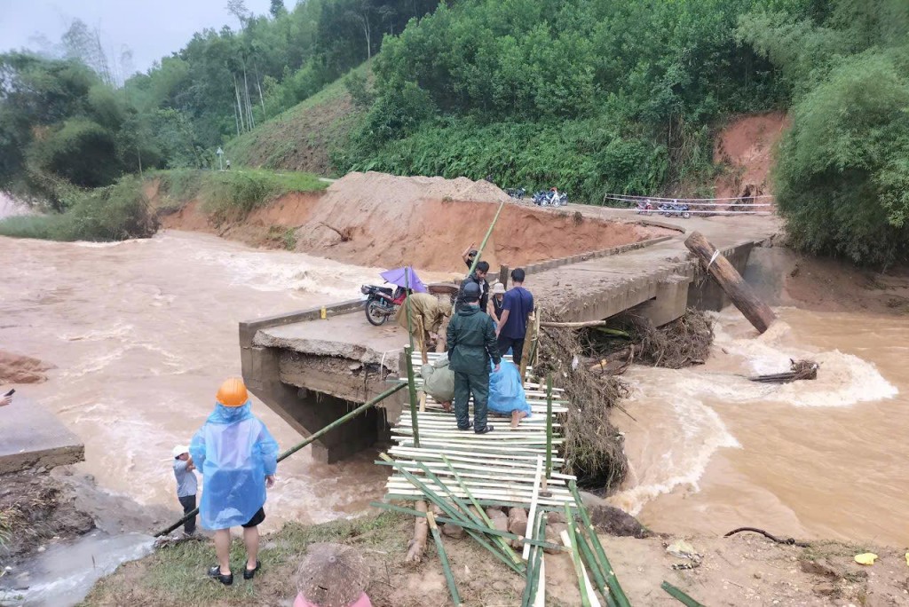 Lũ trên sông Vu Gia - Thu Bồn đang xuống, mưa vẫn tiếp diễn Lũ trên sông Vu Gia - Thu Bồn đang xuống, mưa vẫn tiếp diễn