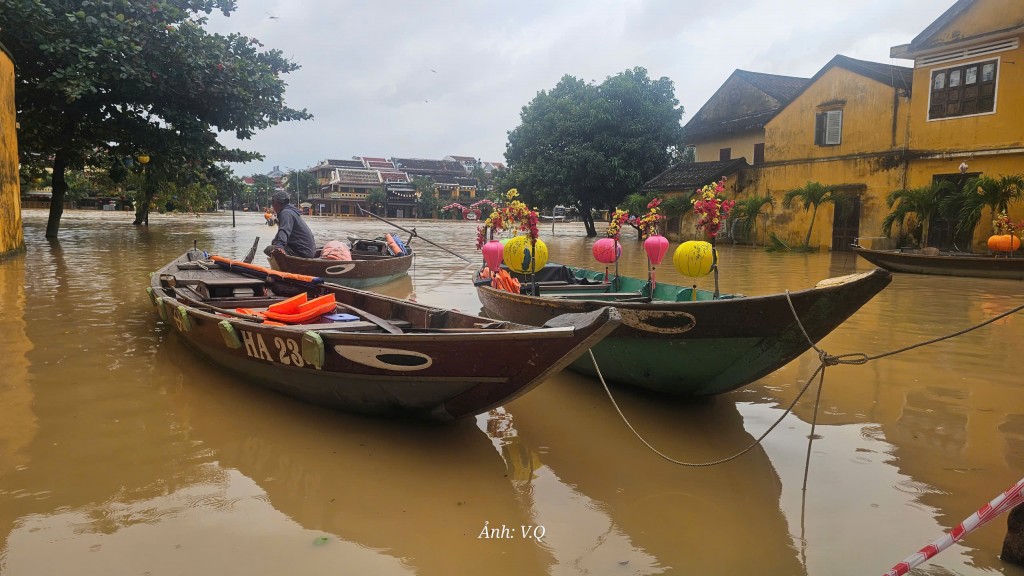 Lũ trên sông Vu Gia - Thu Bồn đang xuống, mưa vẫn tiếp diễn Lũ trên sông Vu Gia - Thu Bồn đang xuống, mưa vẫn tiếp diễn