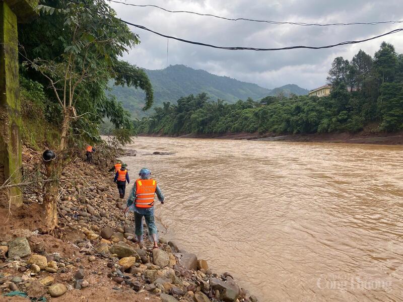 Đồn Biên phòng cửa khẩu quốc tế La Lay tăng cường lực lượng tìm kiếm nạn nhân mất tích