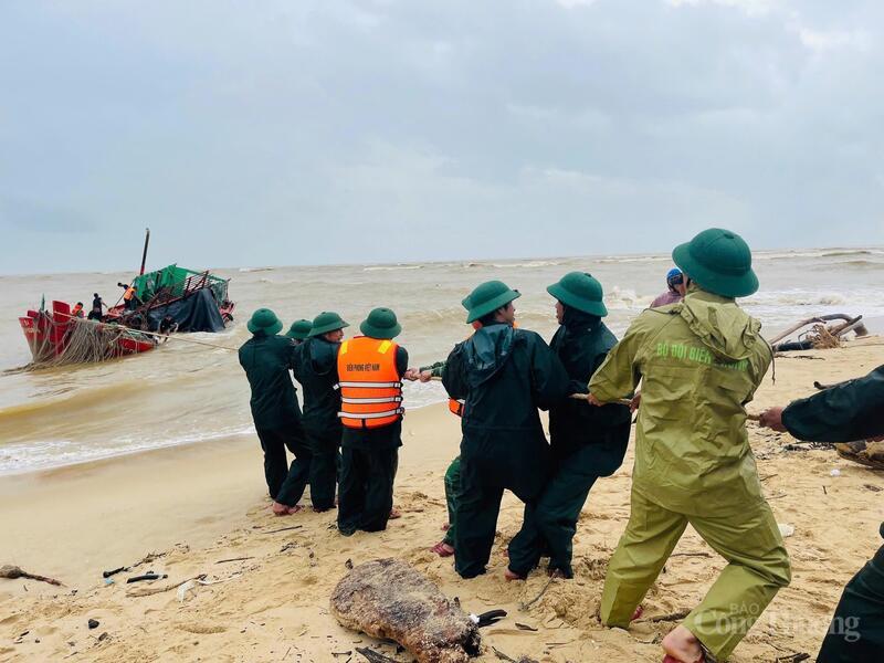 Đồn Biên phòng Nhật Lệ đã triển khai 1 tổ công tác hỗ trợ ngư dân tháo dỡ, thu dọn và bốc xếp ngư lưới cụ cũng như các vật dụng đưa về nhà theo yêu cầu của gia đình.