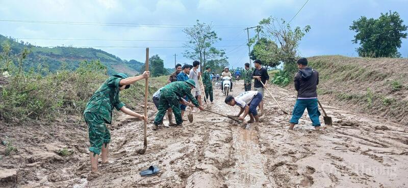 Đồn Biên phòng Ba Nang phối hợp với địa phương dọn dẹp các điểm sạt lở.
