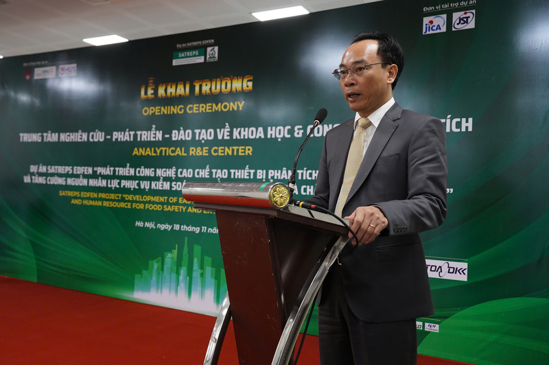 PGS. TS Hoàng Minh Sơn, Giám đốc Đại học Quốc gia Hà Nội phát biểu tại Lễ khai trương Trung tâm Nghiên cứu - Phát triển - Đào tạo (Analytical R&E Center) diễn ra tại Đại học Quốc gia Hà Nội tại Hoà Lạc ngày 18/11